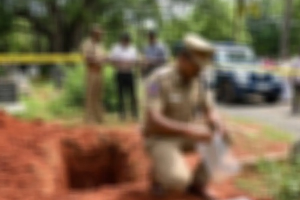 ಶವದ ಮೇಲಿದ್ದ ಚಿನ್ನದ ಸರಕ್ಕಾಗಿ ಸಮಾಧಿ ಭೇದಿಸಿದ ಆರೋಪಿಗಳು