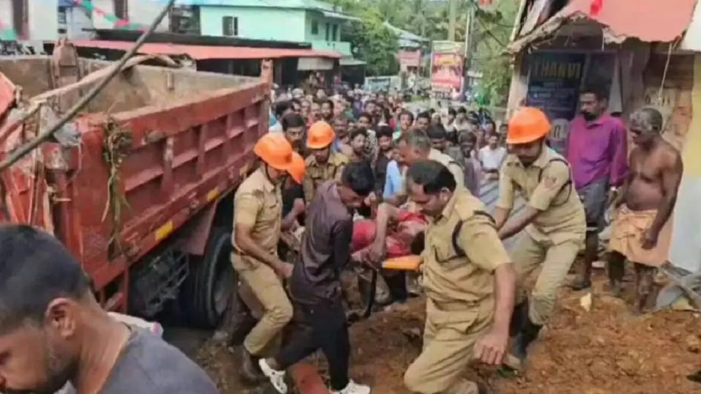 ಕೊಲ್ಲಂ ದುರಂತ: ಬಸ್ಗಾಗಿ ಕಾಯುತ್ತಿದ್ದವರ ಮೇಲೆ ಉರುಳಿದ ಮರಳು, ಮೂವರು ಬಲಿ