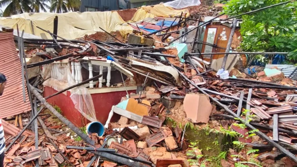 ಮಂಗಳೂರು: ಗೆಸ್ಟ್ ಹೌಸ್ನ ಬೃಹತ್ ಆವರಣ ಗೋಡೆ ಕುಸಿದು ಮನೆ ನಾಶ; 40ಕ್ಕೂ ಹೆಚ್ಚು ಕುಟುಂಬಗಳಲ್ಲಿ ಆತಂಕ