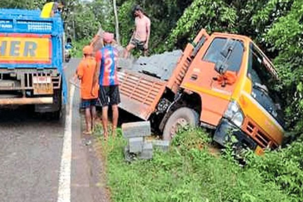 ಮರ್ದಾಳದಲ್ಲಿ ಚಾಲಕನ ನಿಯಂತ್ರಣ ತಪ್ಪಿ ಚರಂಡಿಗೆ ಬಿದ್ದ ಲಾರಿ: ಪ್ರಾಣಾಪಾಯದಿಂದ ಪಾರು