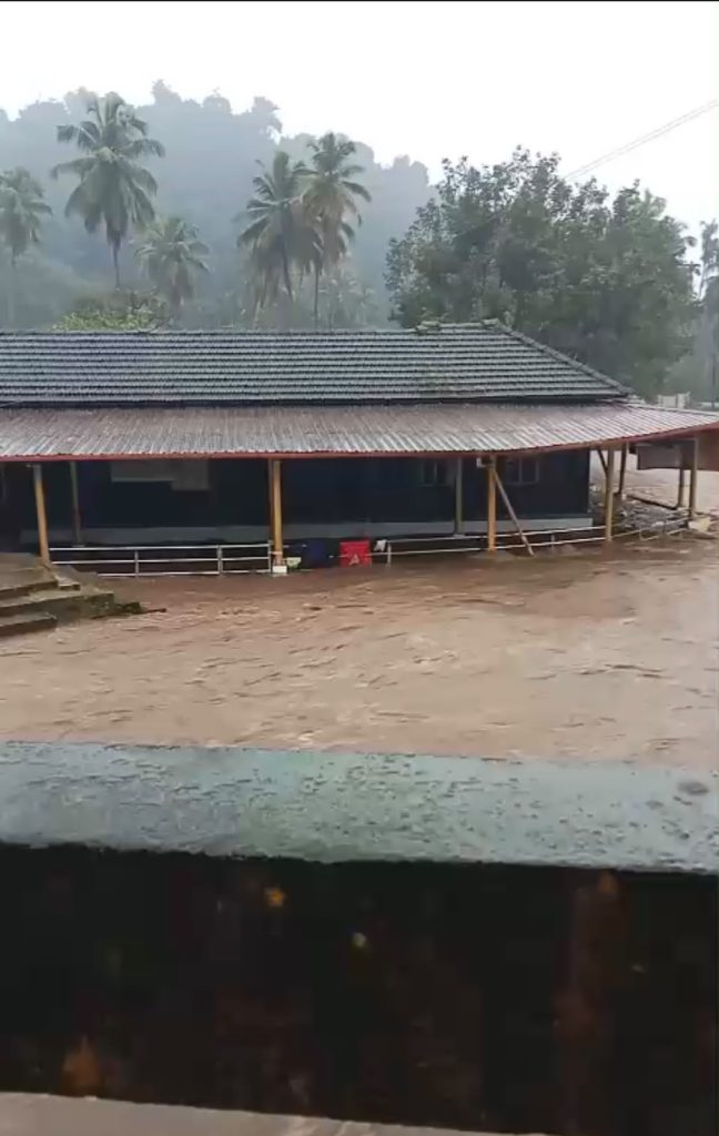 ಕುಕ್ಕೆ ಸುಬ್ರಹ್ಮಣ್ಯದಲ್ಲಿ ಭಾರೀ ಮಳೆ; ಆದಿ ಸುಬ್ರಹ್ಮಣ್ಯ ದೇವಸ್ಥಾನ ಜಲಾವೃತ