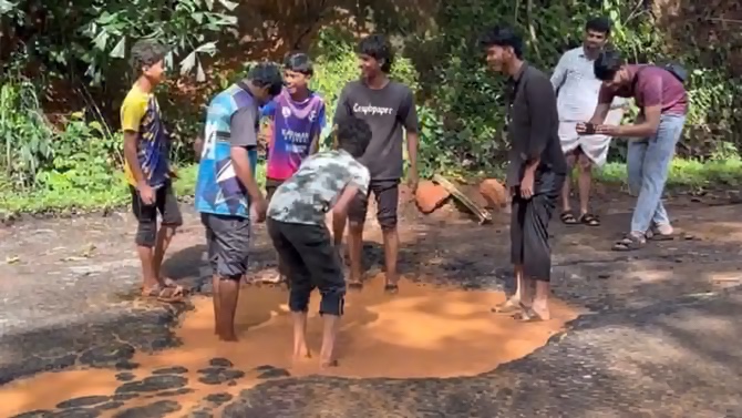 ರಸ್ತೆನಾ? ಕೆರೆಯಾ? ಮಂಗಳೂರು–ಕೇರಳ ಮಾರ್ಗದಲ್ಲಿ ಯುವಕರ ವಿಭಿನ್ನ ಪ್ರತಿಭಟನೆ..!