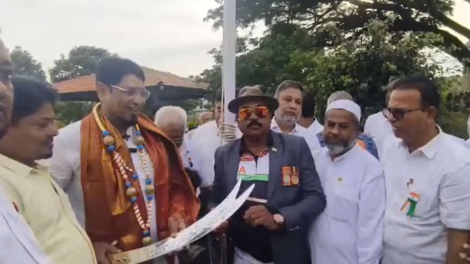 ಸ್ವಾತಂತ್ರ್ಯ ದಿನಾಚರಣೆ ವೇಳೆ ಖಡ್ಗ ಪ್ರದರ್ಶನ; ರಾಷ್ಟ್ರಧ್ವಜಕ್ಕೆ ಅಗೌರವ ಆರೋಪ, ವ್ಯಕ್ತಿ ಬಂಧನ