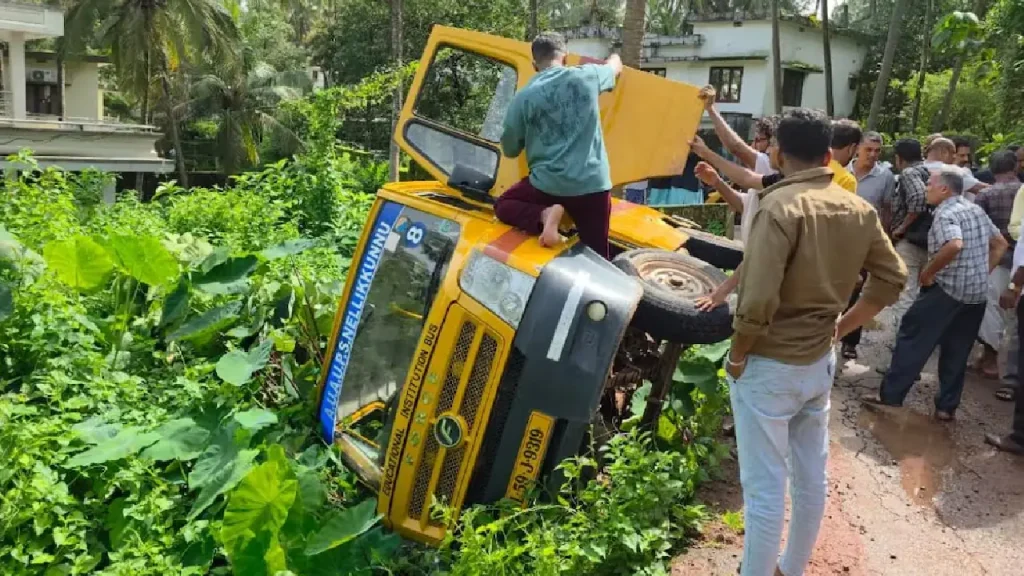 ಕಿರಿದಾದ ರಸ್ತೆಯಲ್ಲಿ ನಿಯಂತ್ರಣ ತಪ್ಪಿ ಕಂದಕಕ್ಕೆ ಉರುಳಿದ ಶಾಲಾ ಬಸ್; 20 ವಿದ್ಯಾರ್ಥಿಗಳು ಪಾರು
