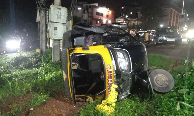 ಮಣಿಪಾಲ: ತೀಕ್ಷ್ಣ ತಿರುವಿನಲ್ಲಿ ಆಟೋ ಪಲ್ಟಿ; ರಸ್ತೆ ವಿನ್ಯಾಸದ ವಿರುದ್ಧ ಸ್ಥಳೀಯರ ಆರೋಪ
