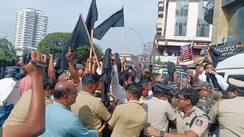 ಮಂಗಳೂರು: ಸಚಿವರಿಗೆ ಎಸ್ಡಿಪಿಐ ಇಂದ ಕಪ್ಪುಬಾವುಟ ಪ್ರದರ್ಶನ; ಹಲವರು ಪೊಲೀಸ್ ವಶಕ್ಕೆ