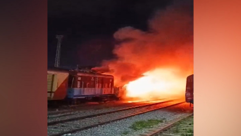 ಬೆಂಗಳೂರು: ತಡರಾತ್ರಿ ರೈಲು ನಿಲ್ದಾಣದಲ್ಲಿ ಬೆಂಕಿ ಅವಘಡ: ಬೋಗಿ ಸುಟ್ಟು ಕರಕಲು