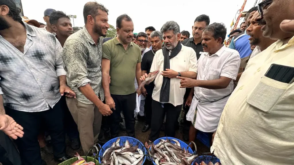 ಮಂಗಳೂರಿನ ಧಕ್ಕೆಗೆ ಸಿಎಂ ದಿಢೀರ್ ಭೇಟಿ; ಮೀನು ಮಾರಾಟ ಬಂದ್ ಮಾಡಿಸಿದ್ದಕ್ಕೆ ಅಧಿಕಾರಿಗಳ ವಿರುದ್ಧ ಗರಂ