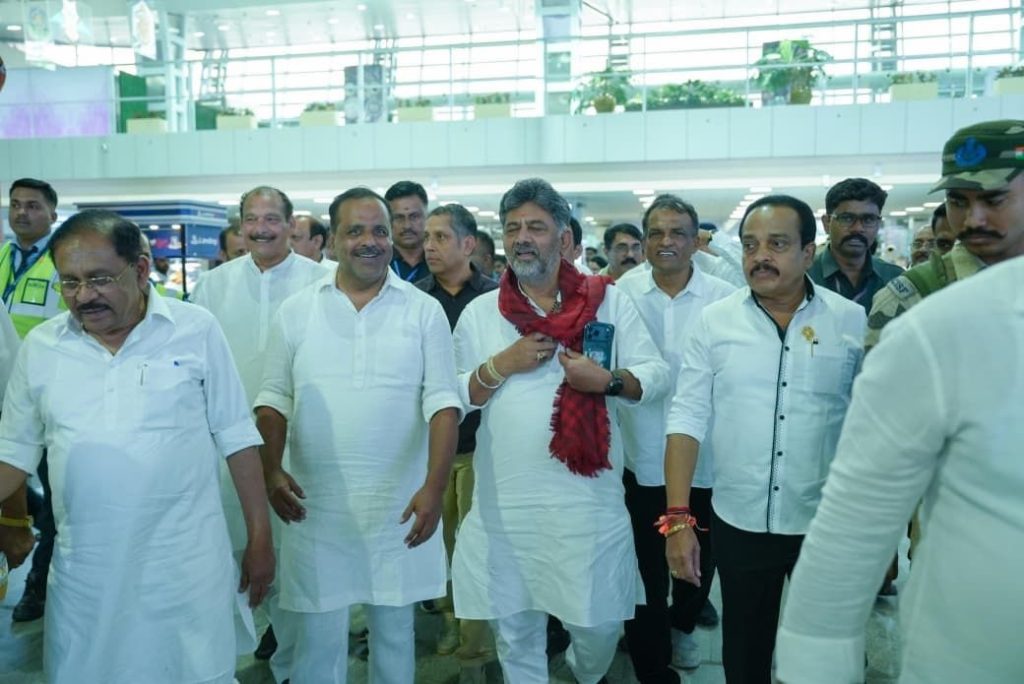 ಸಚಿವ ಸಂಪುಟ ಸಭೆ ಹಿನ್ನೆಲೆ ಮಂಗಳೂರಿಗೆ ಸಿಎಂ ಡಿ.ಕೆ. ಶಿವಕುಮಾರ್ ಸೇರಿದಂತೆ ಗಣ್ಯರಗೆ ಅದ್ದೂರಿಯ ಸ್ವಾಗತ