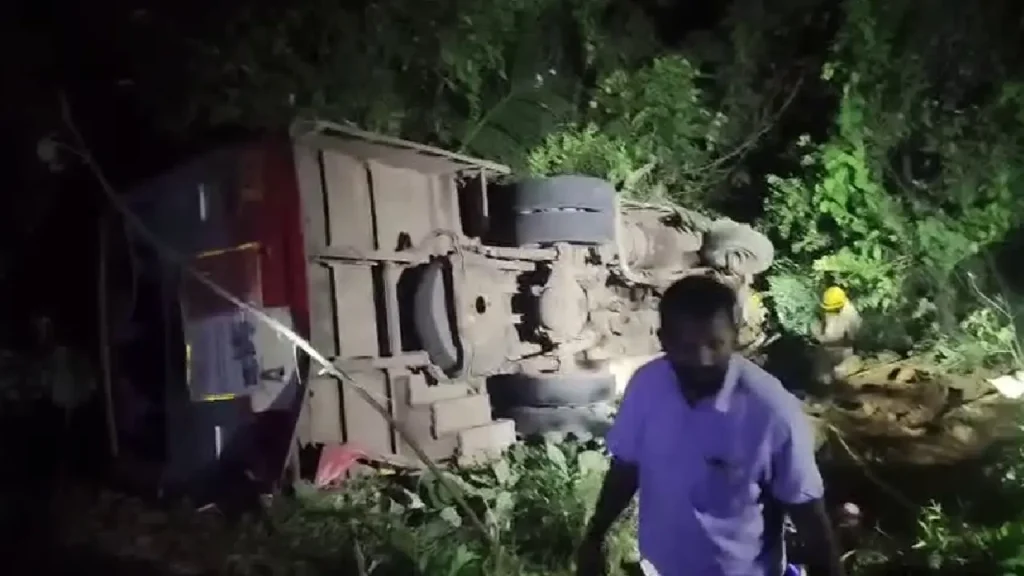 ಚಾಲಕನ ನಿಯಂತ್ರಣ ತಪ್ಪಿ ಕಂದಕಕ್ಕೆ ಉರುಳಿದ KSRTC ಬಸ್; ಮಹಿಳೆ ಸಾವು