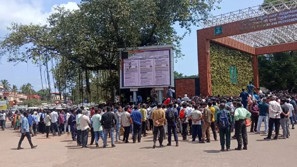 ಎಂಆರ್ಪಿಎಲ್ ಸ್ಫೋಟ: ಮೃತ ಕಾರ್ಮಿಕನ ಕುಟುಂಬಕ್ಕೆ ಪರಿಹಾರಕ್ಕೆ ಆಗ್ರಹ; ಕಾರ್ಗೊ ಗೇಟ್ ಬಳಿ ಬೃಹತ್ ಧರಣಿ